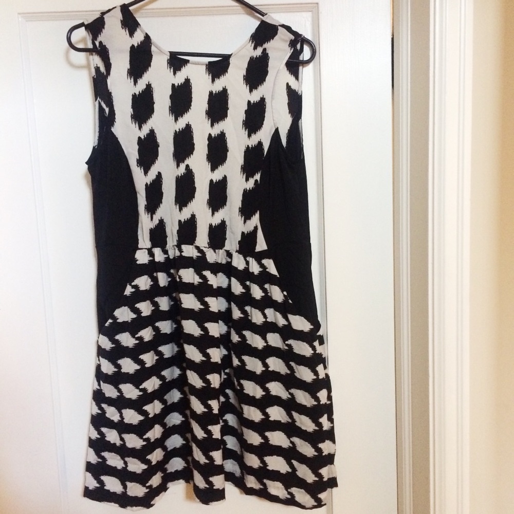 Statement Black & White Open Back Dress w/ Pockets